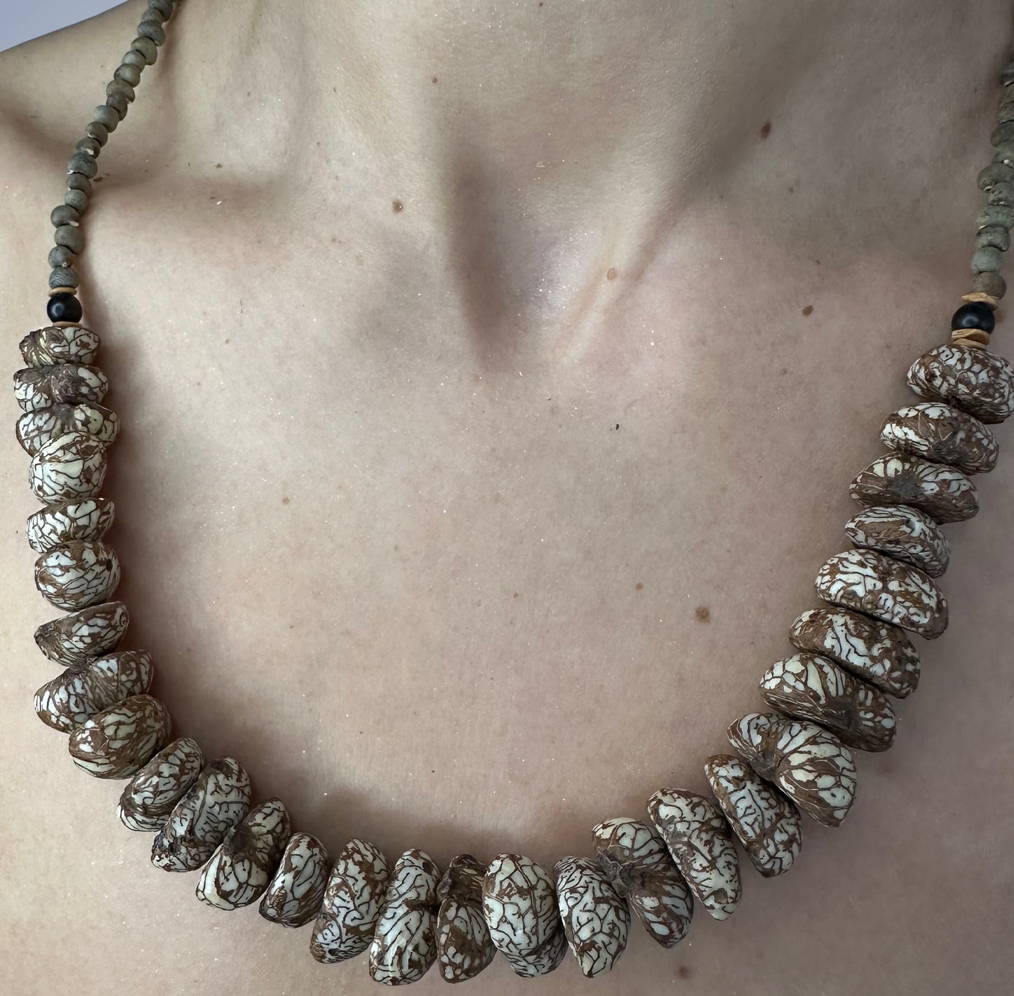 Palm seed necklace, 1 round