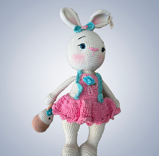 Coelha de vestido rosa em Amigurumi