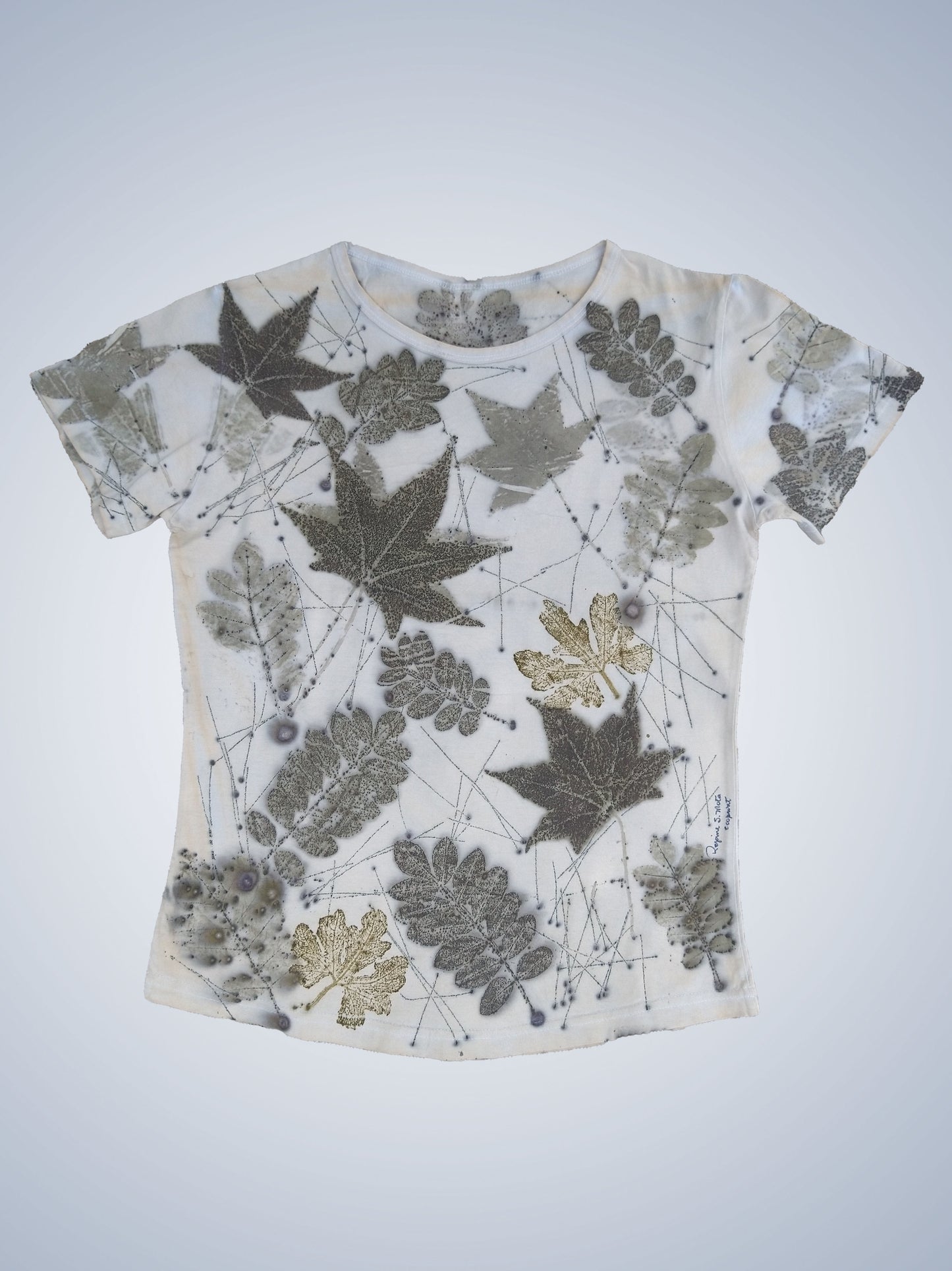 Camiseta em ecoprint "Natureza impressa" - modelo baby look