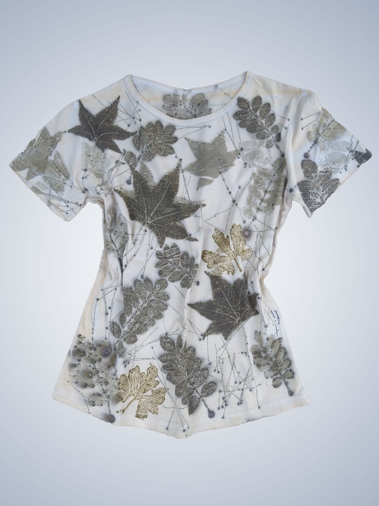 Camiseta em ecoprint "Natureza impressa" - modelo baby look