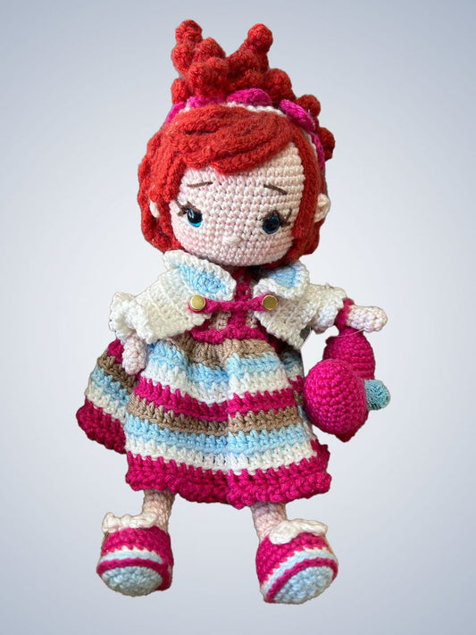 Menina de vestido listrado em Amigurumi